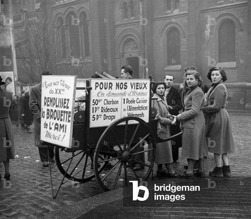 In Menilmontant in 1948, a collection of coal, food, clothes, sheet for old people of the 20th arrondissement of Paris