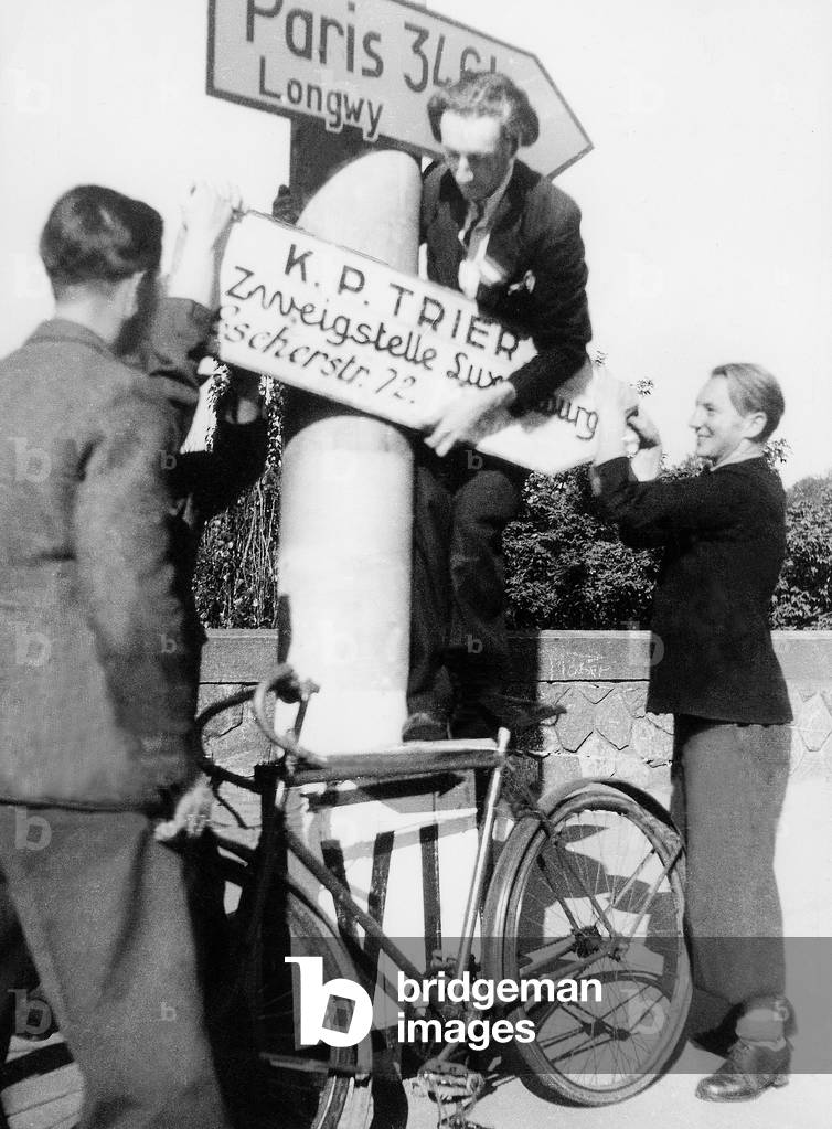 Resistants in Luxemburg removing german boards (Luxemburg was occupied by Germans from may 1940 to september 1944)