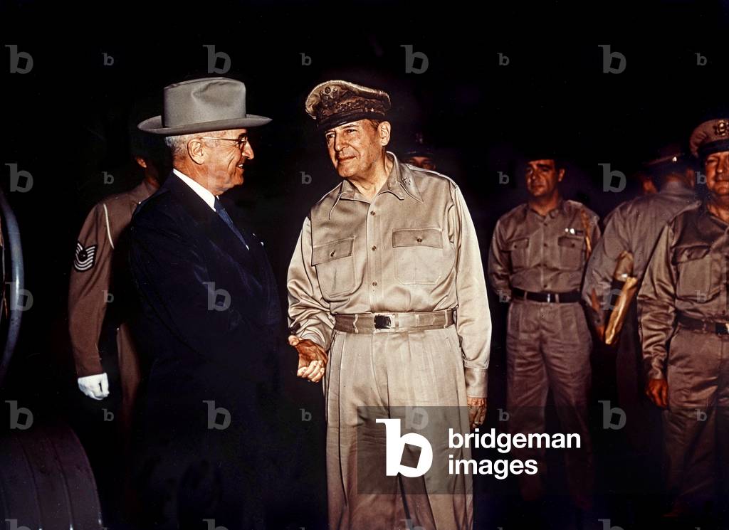 General Douglas MacArthur with american president Harry Truman who is going to give him medal of Merit on october 15, 1950 in Wake Island