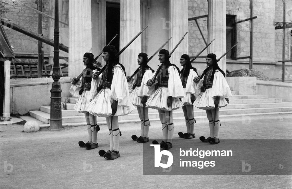 Greek army : the evzones, greek infantrymen with traditional peasant Peloponese suit, at royal palace in Athens