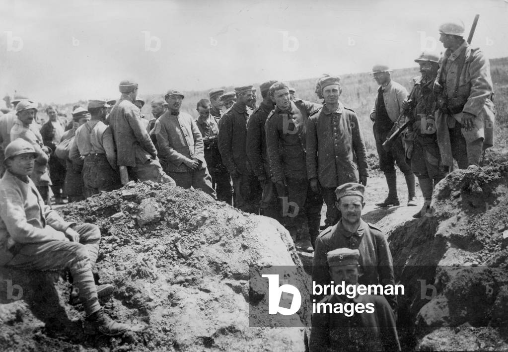 Evacuation of prisoners in the trenches on 2nd lin, in Somme (France) 1916