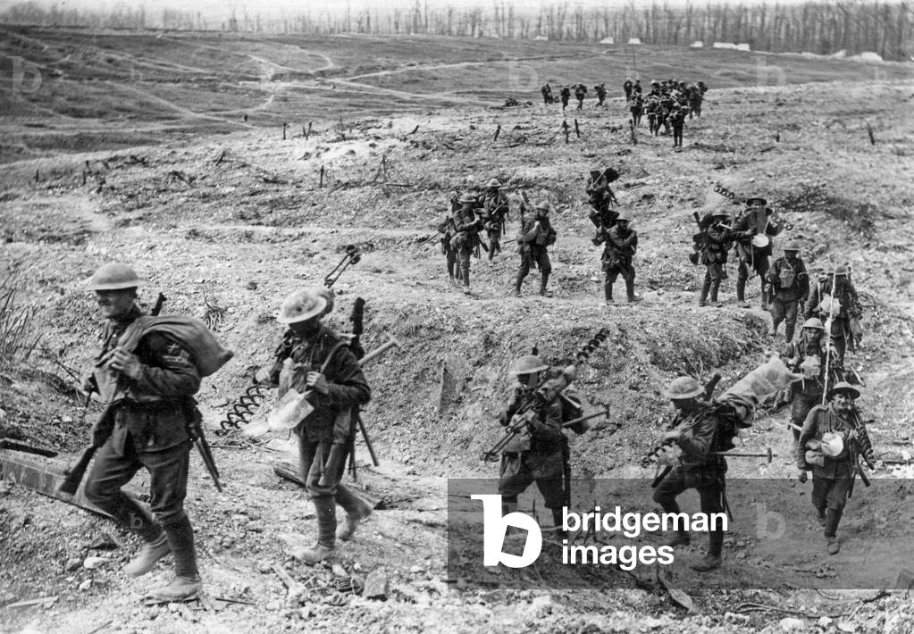 English soldiers advancing on front, 1st world war