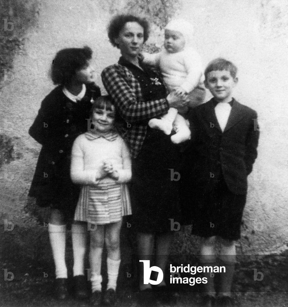 Family of French resistant Gilbert Renault Decker aka colonel Remy (1904-1984) : his wife Edith with children Michel (in her arms) and l-r : Catherine, Cecile, Jean-Claude, ww2