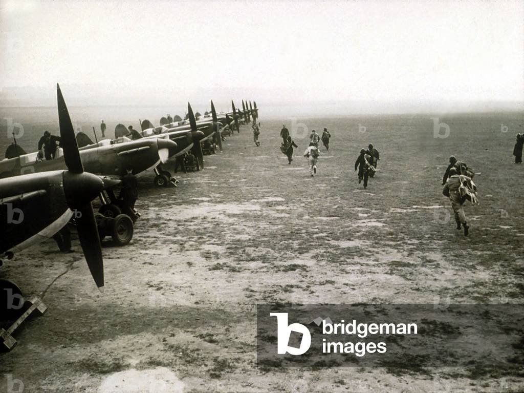 English pilots running towards their Spitfire plane, 2nd world war