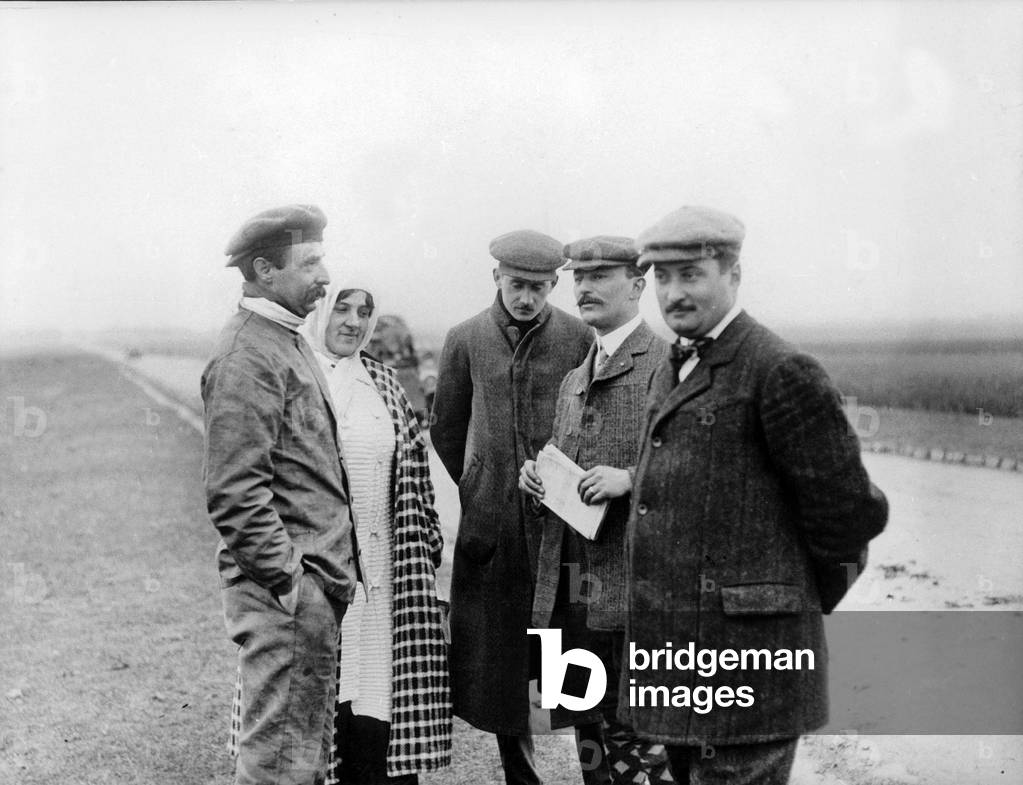 Louis Bleriot (l) and his wife before the first aerial trip between Etampes and Croix-Biquet july 13, 1909, on the right are Guyot, Leblanc and Fournier