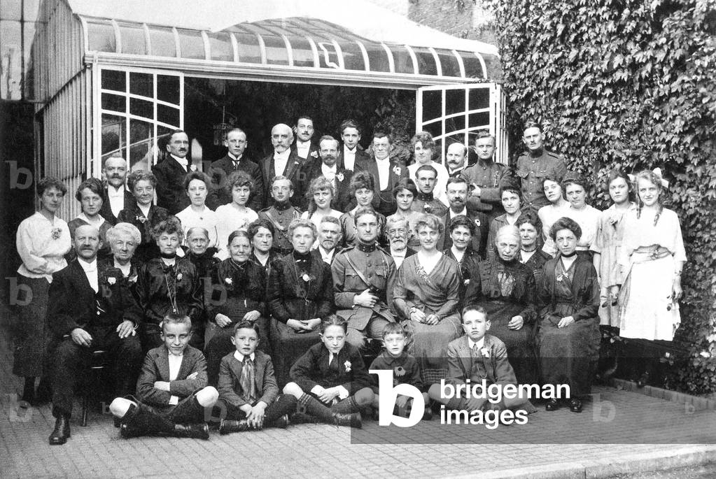 writer Georges Simenon (standing very last row on the right) his father Desire and mother Henriette are standing 3rd row on the left , at family meeting picture taken surely between 1918armistice (soldiers) and november 28, 1921 (death of Simenon's gather) - parents famille family