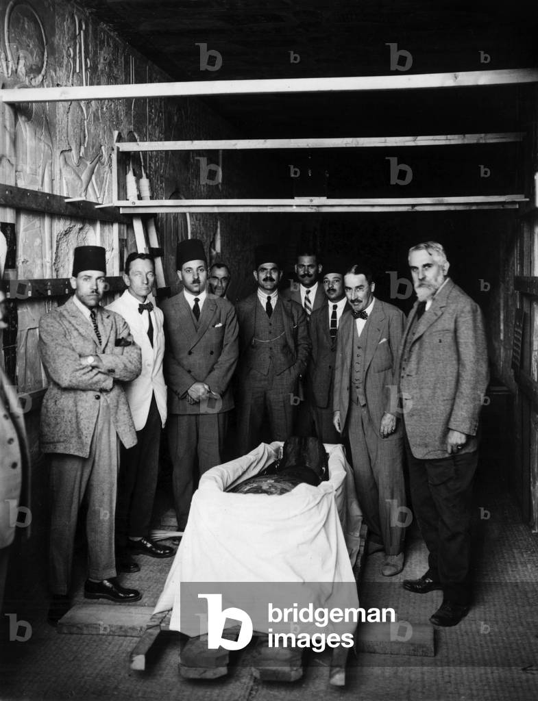 Discovery of the tomb of pharaoh Tutankhamun in the Valley of the Kings (Egypt) : waiting autopsy of King Tutankhamun's body, in the makeshift laboratory (tomb of Sethos II) : Douglas Derry (l), Pierre Lacau et Howard Carter (r), novembre 11, 1925, photo by Harry Burton (p1559)