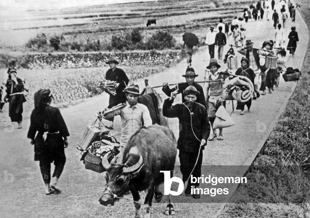 Exodus of chinese people, fleeing communist China to go in Hong-Kong (english colony) c. 1949