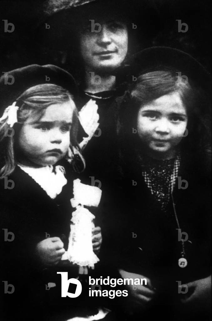 Simone de Beauvoir (r) with her sister Helene nicknamed Poupette and their mother Francoise, c.1912