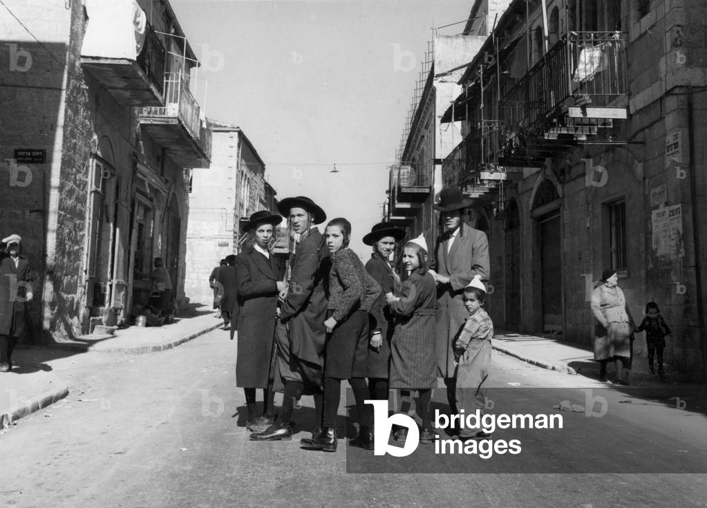 Young children carry traditionnal hat of Mea Shearim in the villa sainte in Jerusalem, 50's