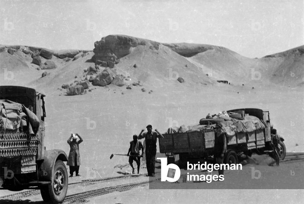On the trail to Sebah in Fezzan, Libya : French trucks getting stuck in the sand, 1947