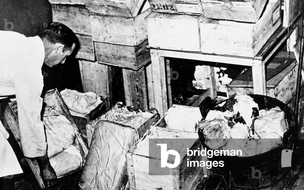 Struggle against black market : weighing of butter seized in the stations in Paris during the night of may 18, 1943, Occupation