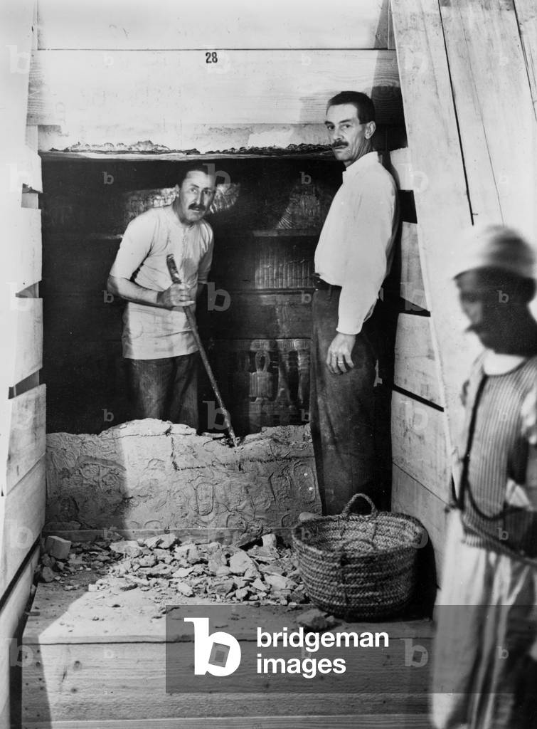 English archeologist Howard Carter and Arthur Mace at the entrance of Toutankhamon's grave in the Kings valley in Thebes in Egypt (door of the interior room of the grave), 1923
