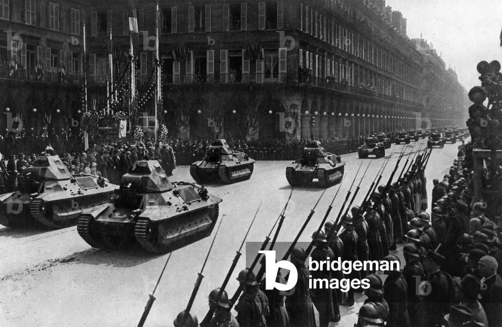 May 14, 1939 : celebration of Joan of Arc in Paris in front of her statue : parade of tanks