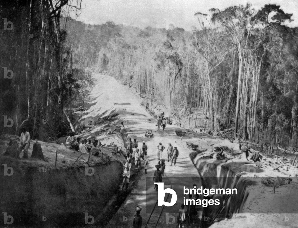 Conquest of Madagascar : Ampasimbola works on east road, 1898