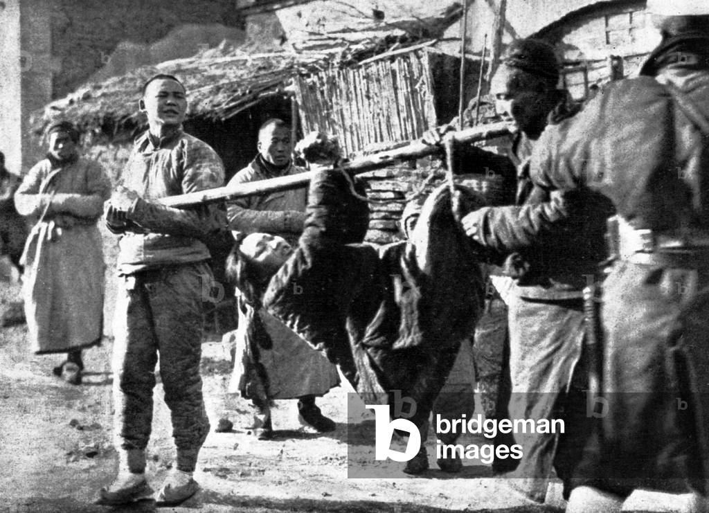 chinese woman accused to serve foreigners and arrested by Bolshevik activists (she was released when the actibist learnt that the picture was taken by american journalist), at the time of the Civil war in China in 1922-1930