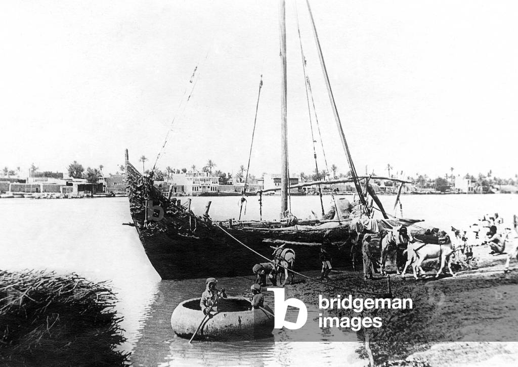 View of the harbour and the banks of river Tiger in Baghdad , Iraq in 1914-1917