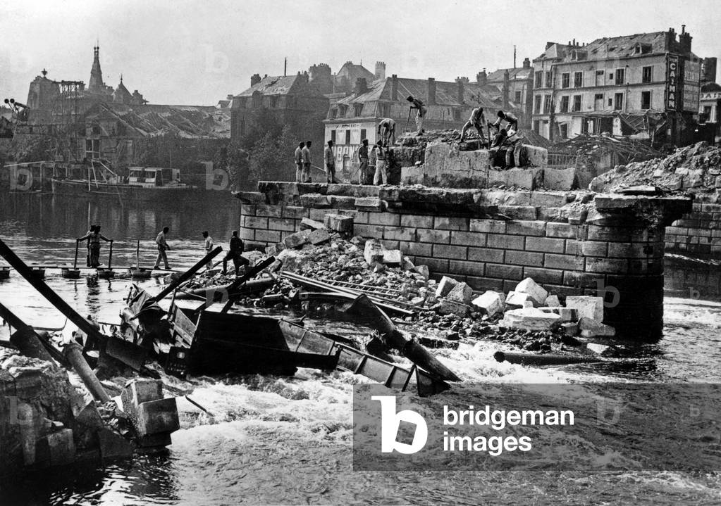After german bombings on Rouen (Normandy, France) on june 1940, French authorities ordered destruction of bridges. here on september 1940, Germans attempting to clear Corneille bridge over Seine river