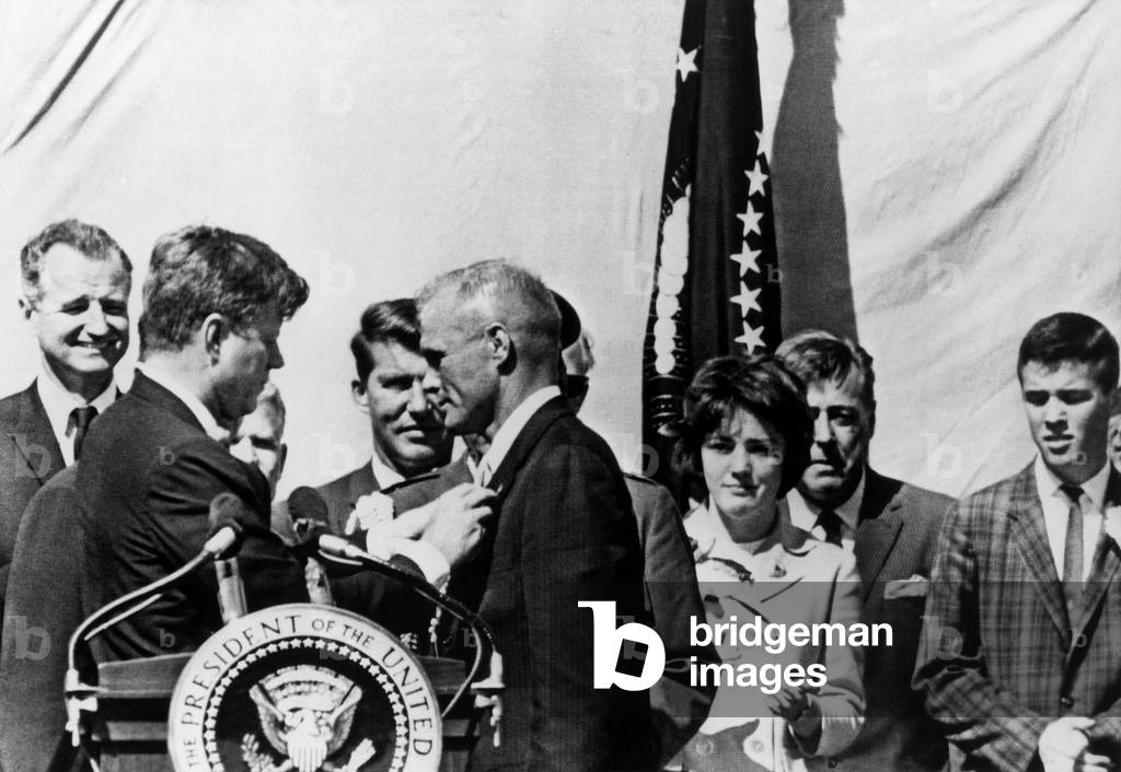 John Fitzgerald Kennedy giving Distinguished Service Medal to astronaut John Glenn february 23, 1962 in Cap Canaveral in Florida (Mercury project)