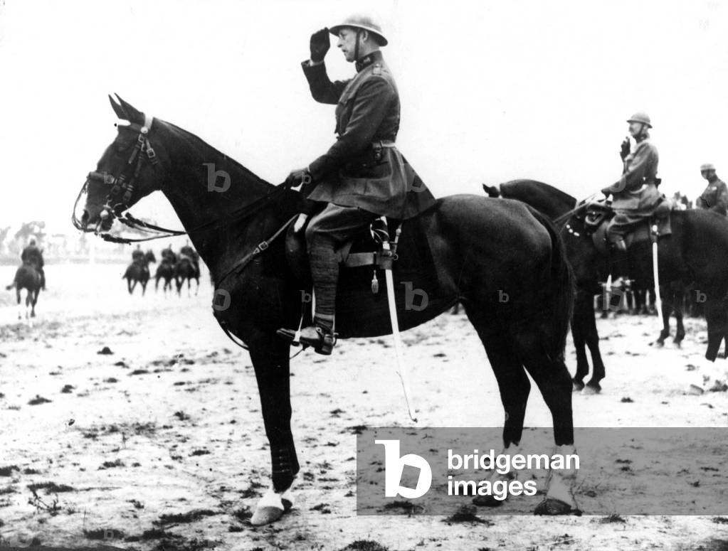 Albert 1st (1875-1934) King of the Belgians in 1909-1934 here saluting his troops in Houthem during the great war