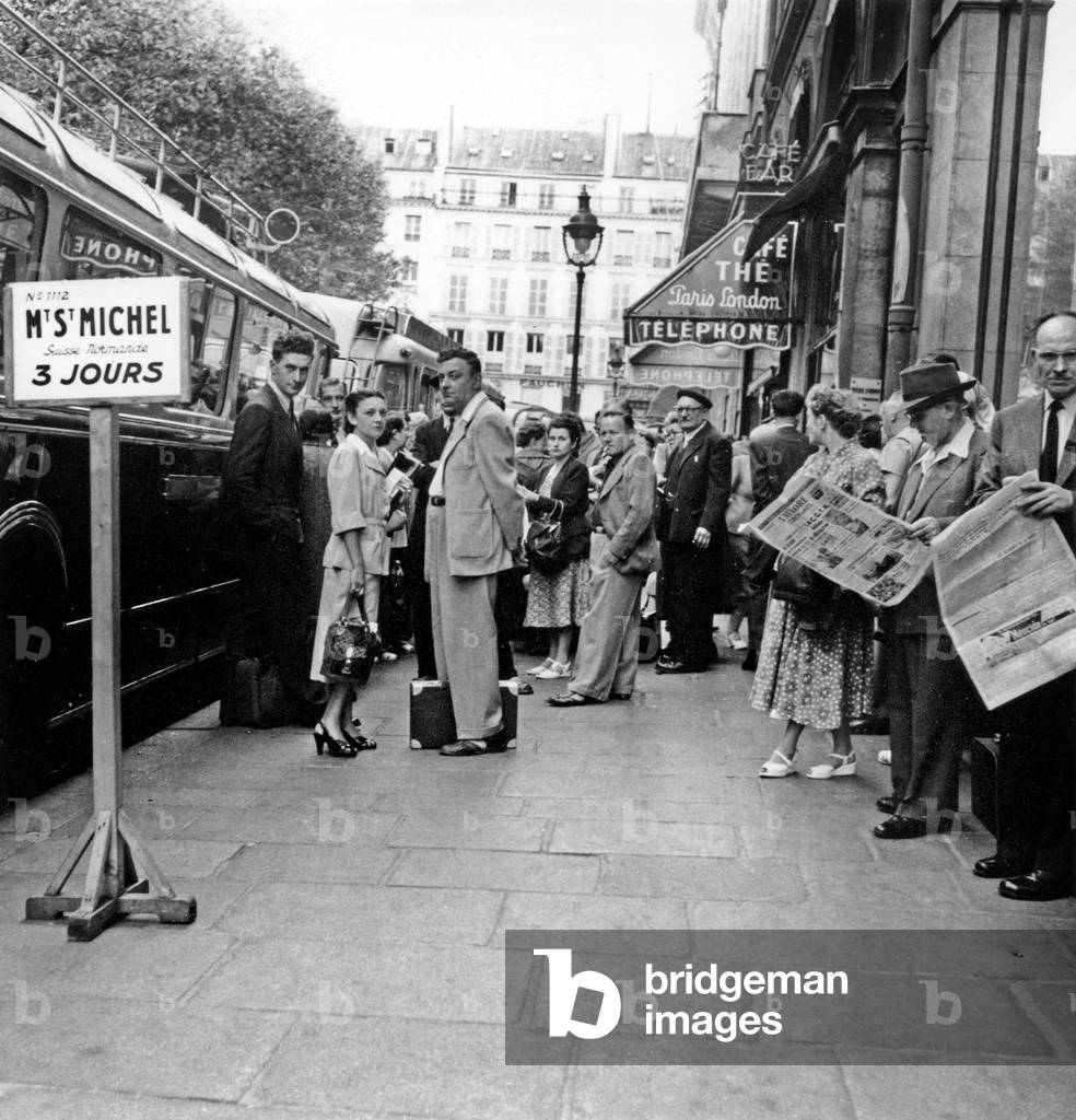 Paris, place de la Madeleine, c. 1947 : people waiting for buses to go on holidays (3 days at the Mont Saint Michel)