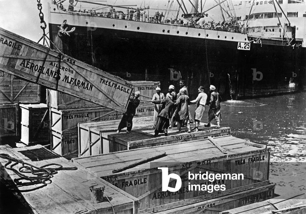 Landing of dismantled Farman planes in Alexandria, Egypt, 1916