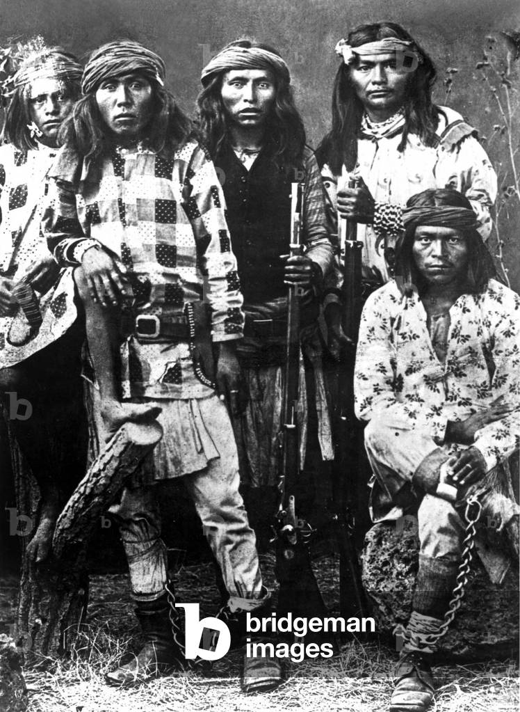 5 Apache indians : 2 of them have chains at their feet (outlaws who are going to be hung) and are guarded by scouts of american army c. 1900