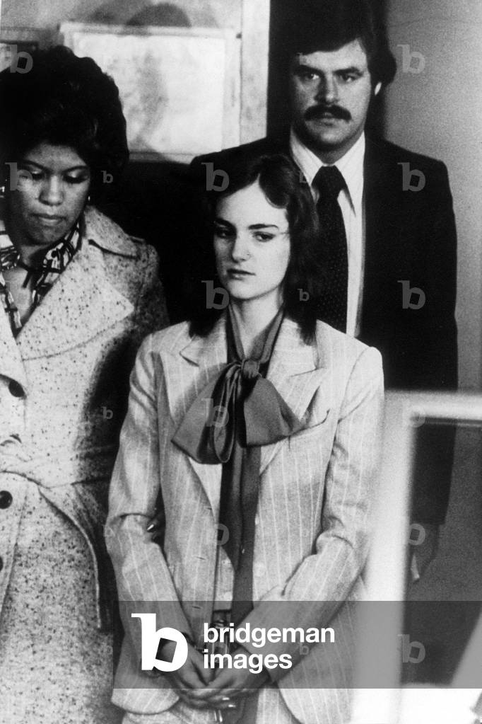 Patricia Hearst, accused to have taken part into an hold-up leaving Redwood City (California) to go at law courts february 18, 1976