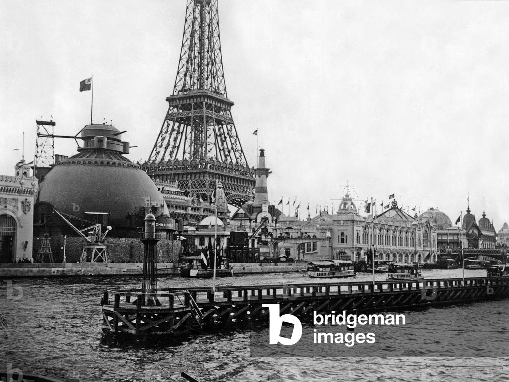 World fait in Paris, 1900 : near the Eiffel Tower : pavilion of Schneider industry (dome) along Seine river
