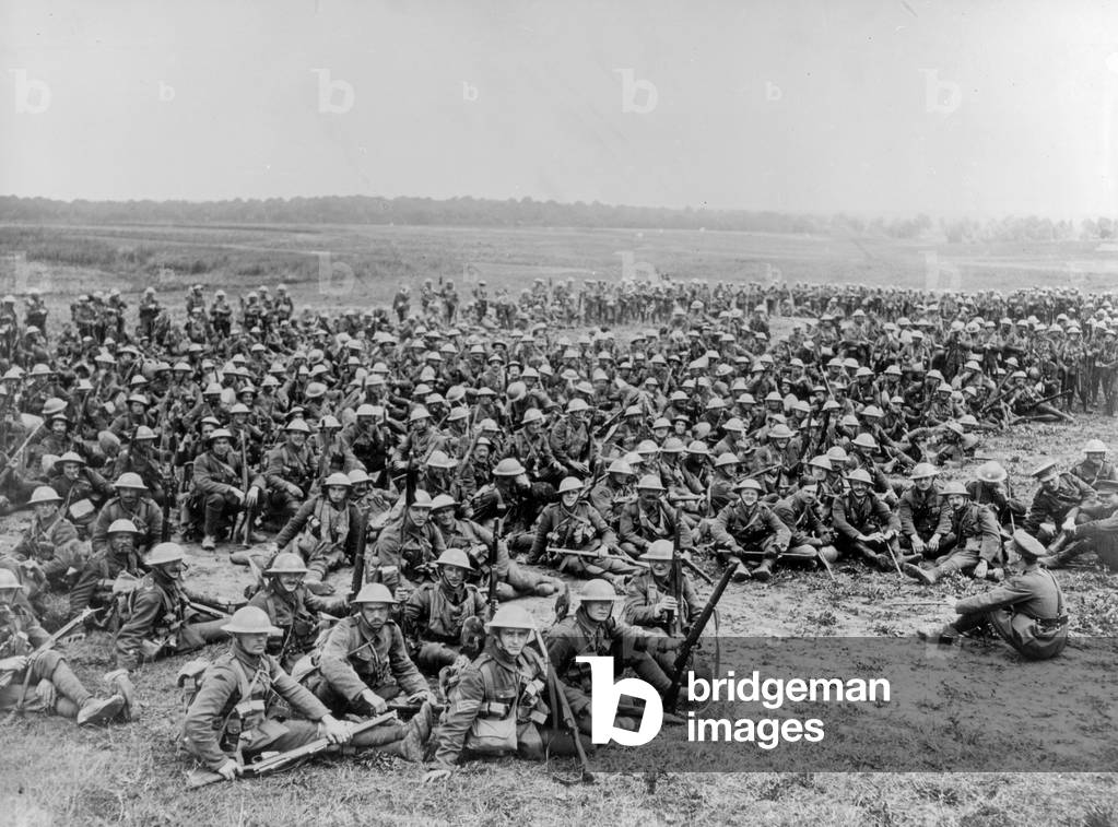 English soldiers of the 4th battalion of the Worcestershire regiment 29th division resting on their way to the trenches in Acheux (somme) june 28, 1916