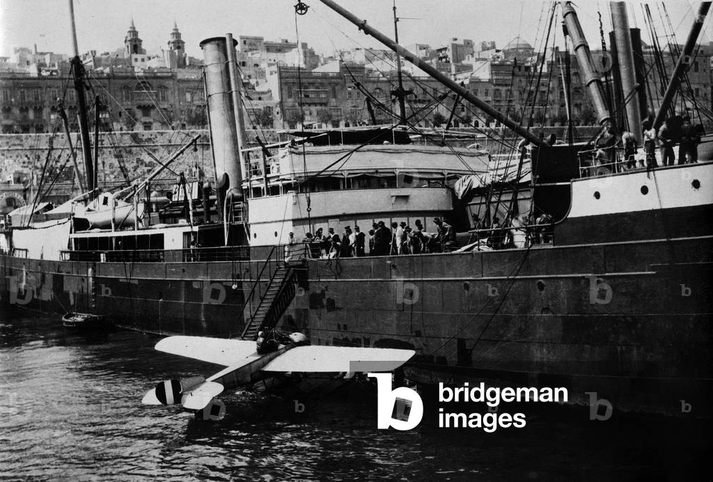In Salonique in Greece, when they came back from reconnaissance mission with hydroplane, english soldiers are getting on board during first world war in 1916