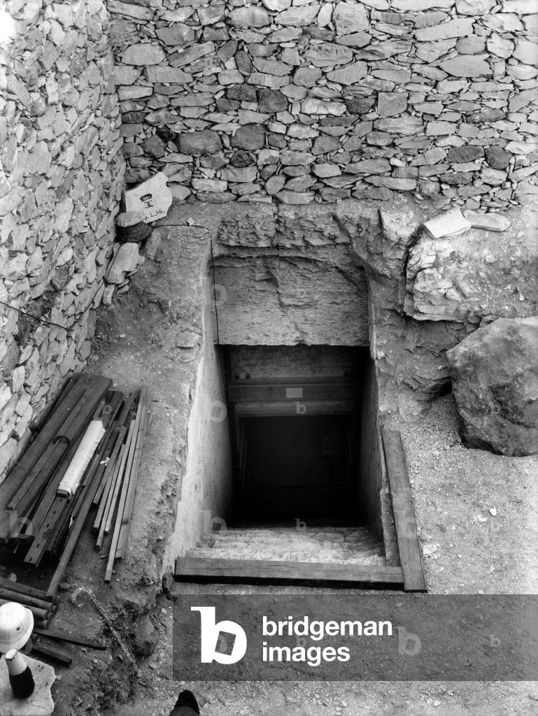 Discovery of the tomb of pharaoh Tutankhamun in the Valley of the Kings (Egypt) : here entrance of the tomb