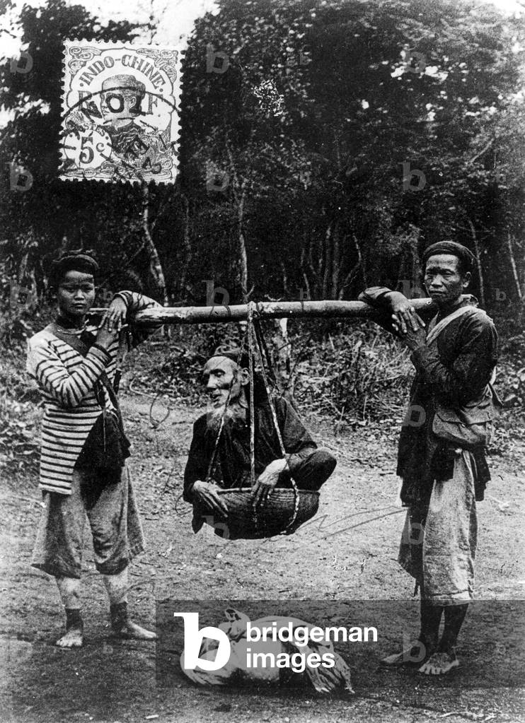 Indo-Chinese porters raise the father-in-law of Vietnamese resistance leader De-Tham (1860-1913) also known as Hoanghoatham v. 1900