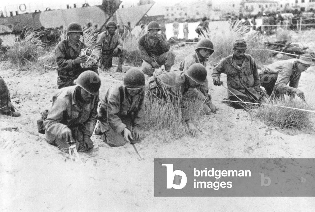 French soldiers of the 1st Army, during landmine clearance on a beach of Elba island, Italy, june 1944 during Italy campaign