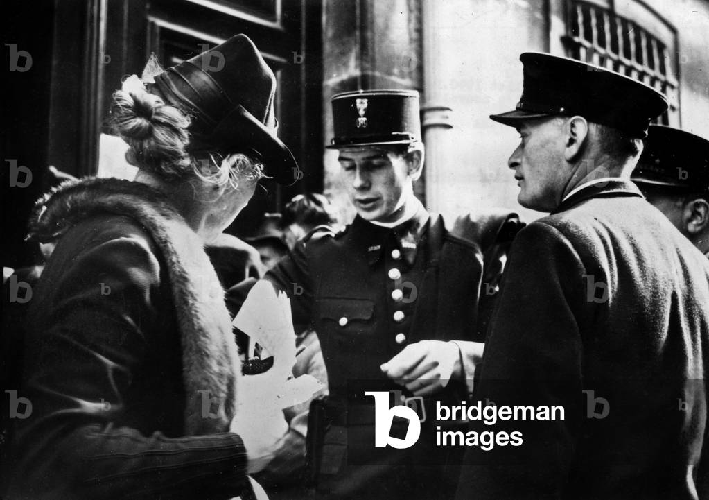 An officer distributing forms to fill in to have news of prisoners, Paris, july 15, 1940