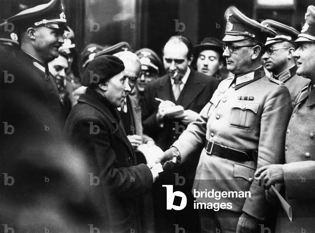 Paris, November 1941 : departure of 100000th French worker going in Germany