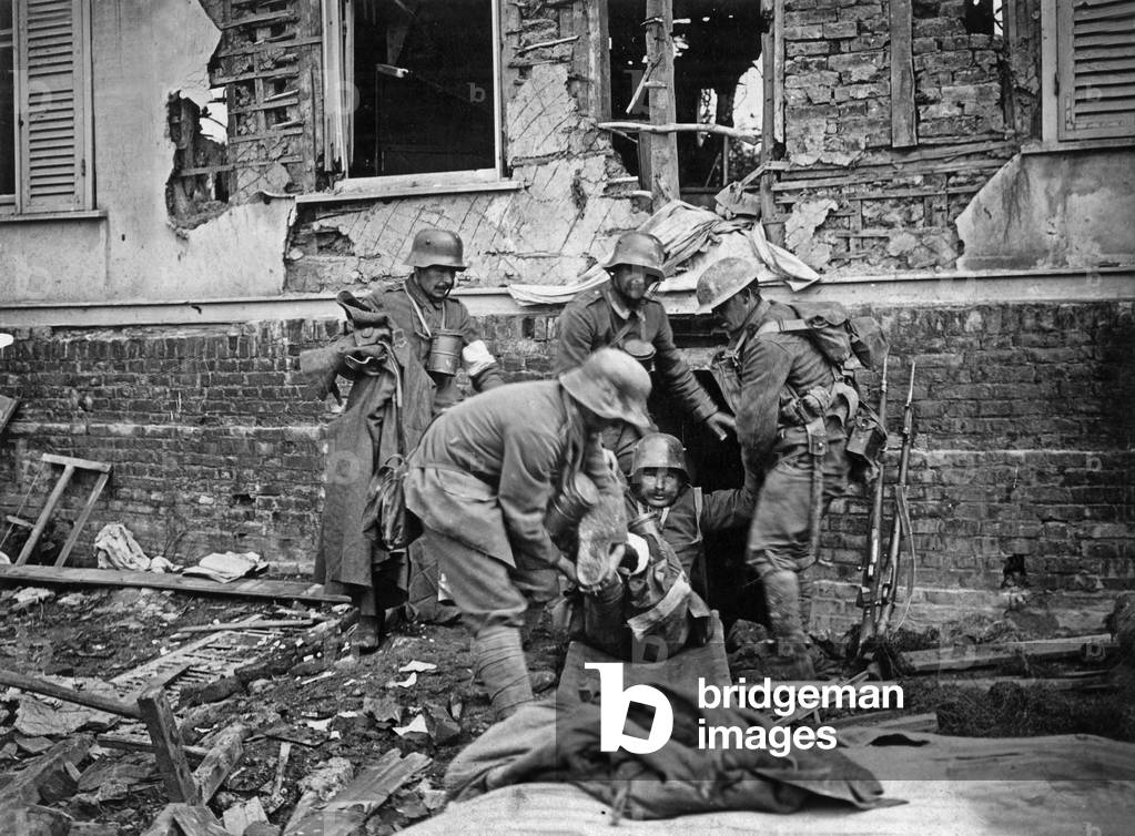 German soldiers prisoners of english, helping one of their wounded friend to leave cellar where they took refuge, Somme (France), 1918