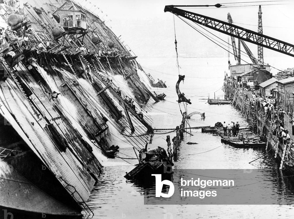 first raising works of the liner Normandy (built in SaintNazaire and launched on october, 19 1932) after its shipwreck in 1942 in New York harbour because of a fire (for which tons of water were poured on and made capsized the ship) : afterwards it will be renovated and used by american navy under the name 
