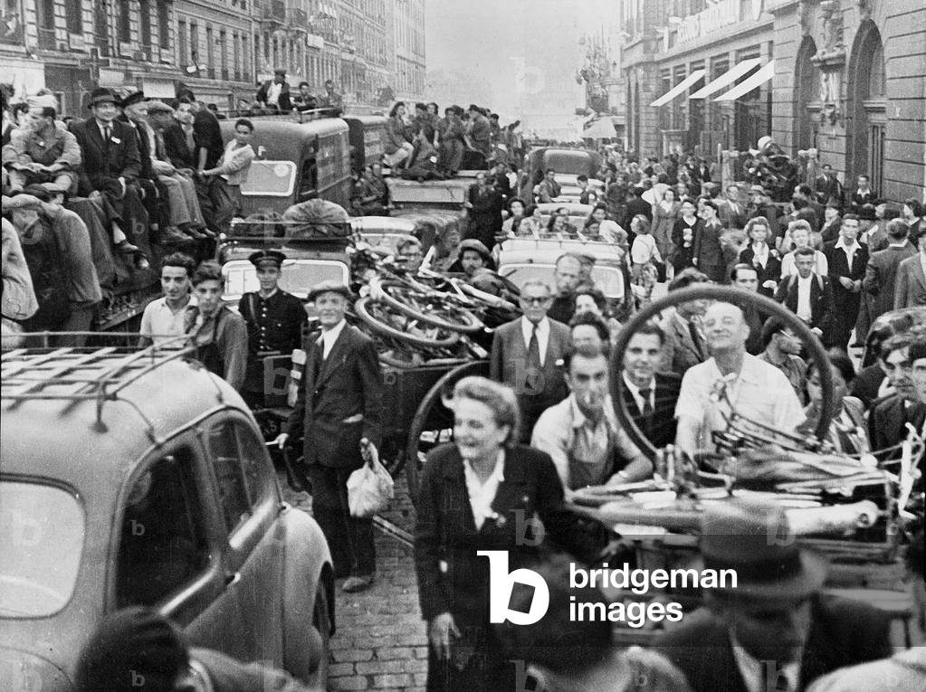 Liberation of Lyon : after destruction of Rhone 's bridges , traffic is difficult in september 1944