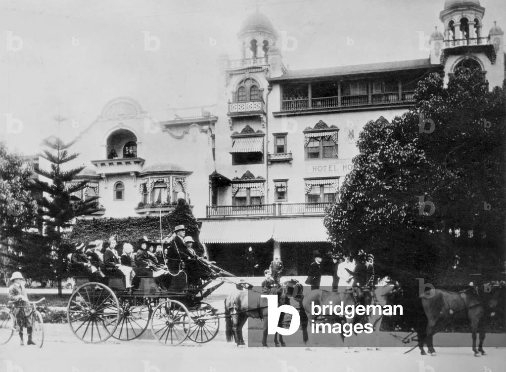 Hollywood : 1st hotel built c. 1900, attended by stars, he was destroyed later because of dilapidation