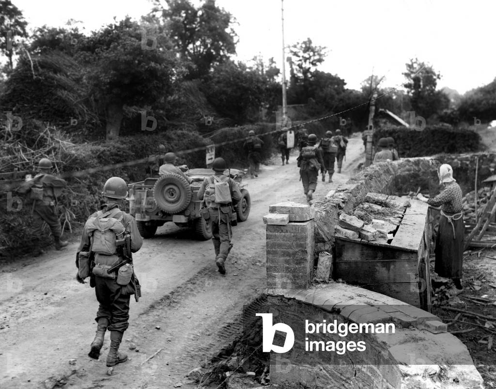 Soldiers of the 4th Infantry Division (USA) at Hommet d'Arthenay au lieu dit La Maison Basset (Normandy, Manche), july 23, 1944