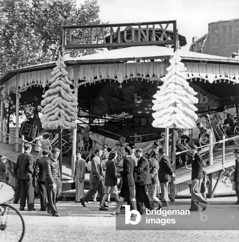 Daily life, c. 1947 : roundabout 