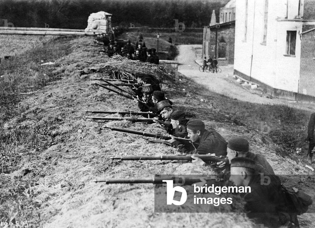 Belgian soldiers in the first trenches during defence of Aalst, East Flanders, september-october 1914