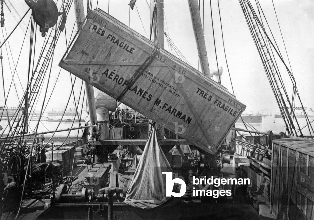 Landing of dismantled Farman planes in Alexandria, Egypt, 1916