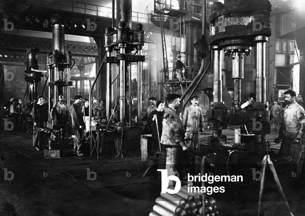 Schneider establishment (weapons factory) : women handling presses