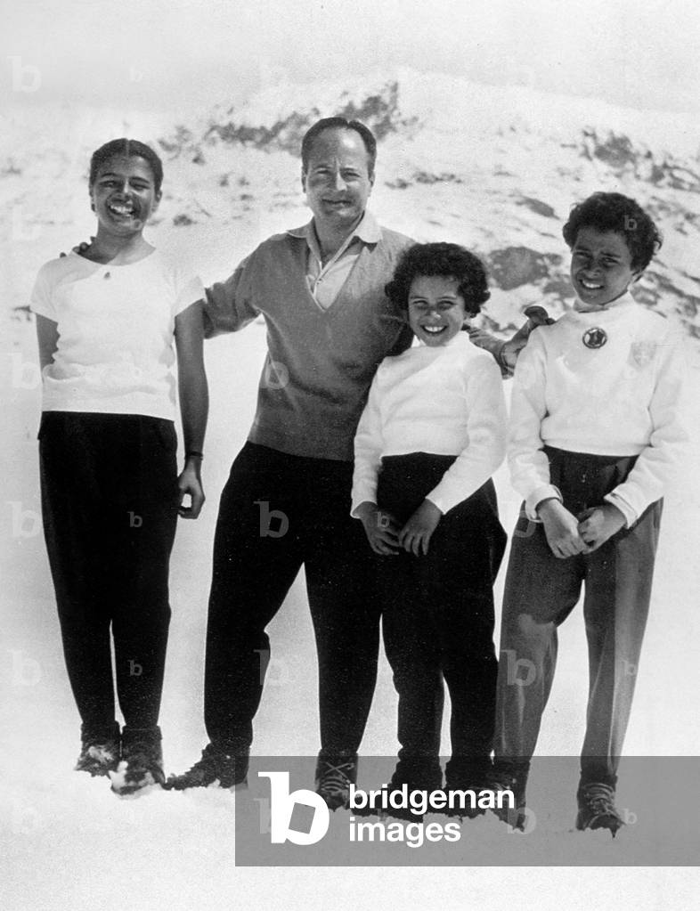 writer Pierre Daninos with his children in 1958 in moutain
