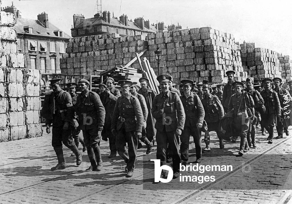 In Salonique, in Greece, english soldiers, after unloading of their equipment, are going to the front, first world war in 1916