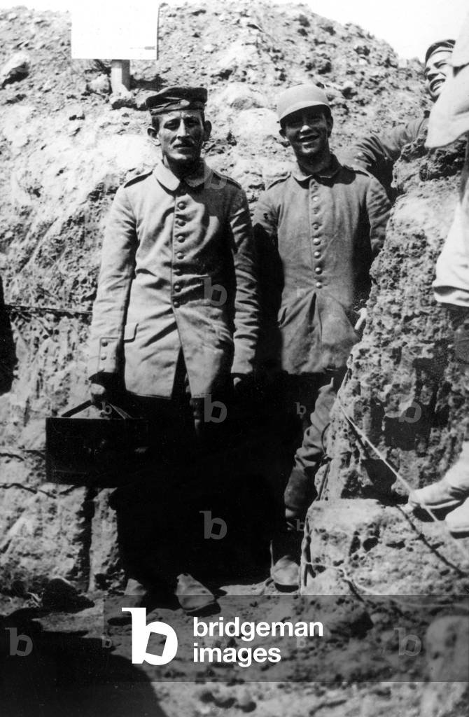 A young French soldier with a prisoner, 1st world war