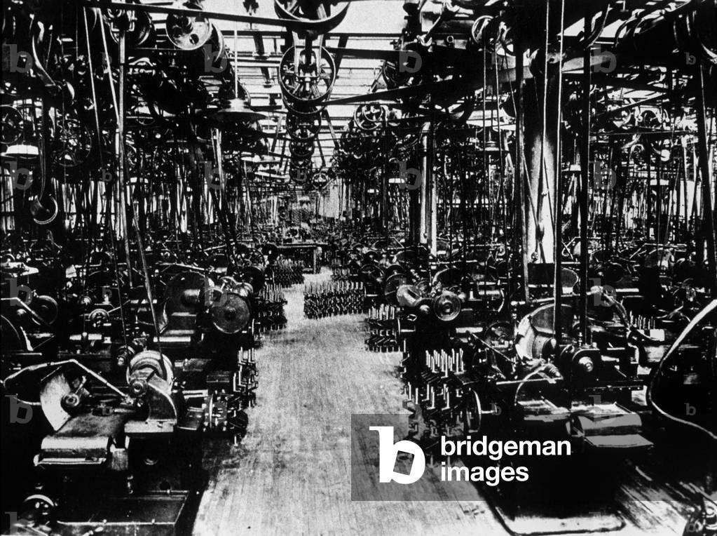 Chaine d' assemblage montage des usines Ford de Highland Park, Detroit, Michigan en 1914 (elle fut instauree le 14 janvier 1914)--- assembly line of Ford factory in Highland Park, Detroit, Michigan in 1914
