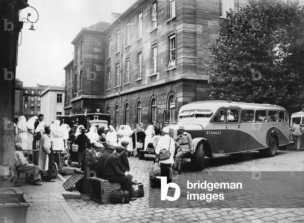 Saint Antoine hospital in Paris : evacuation, september 3, 1939